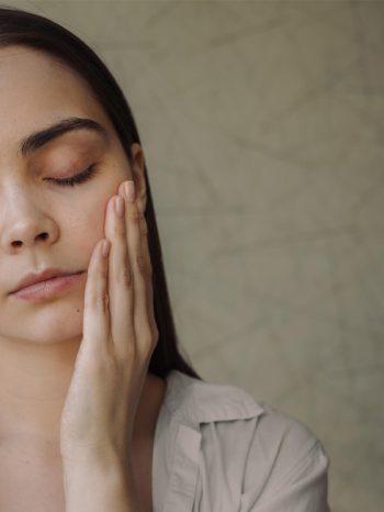 Mujer aplicando crema facial