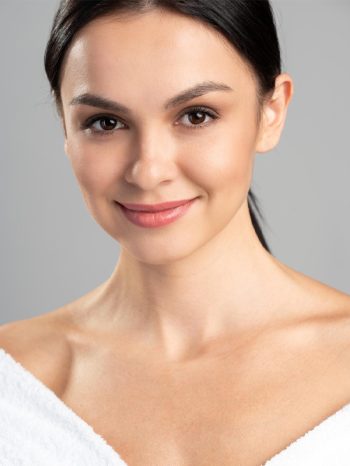 Mujer joven en bata blanca