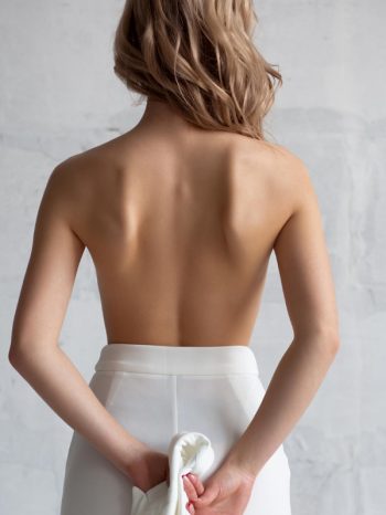 Rubia elegante en traje blanco